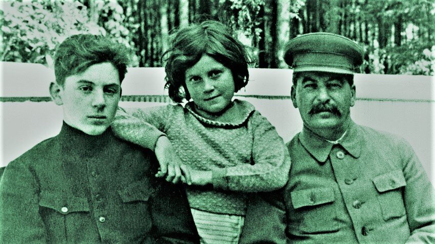 Советский лидер Иосиф Сталин (1878 - 1953) с сыном Василием (1921 - 1962) и дочерью Светланой (1926 - 2011) на одной из дач Сталина. Оба ребенка столкнутся с суровой судьбой