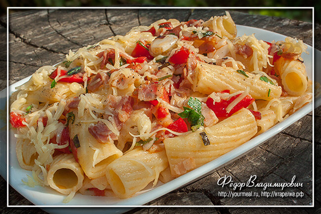 Макароны с беконом и чесноком