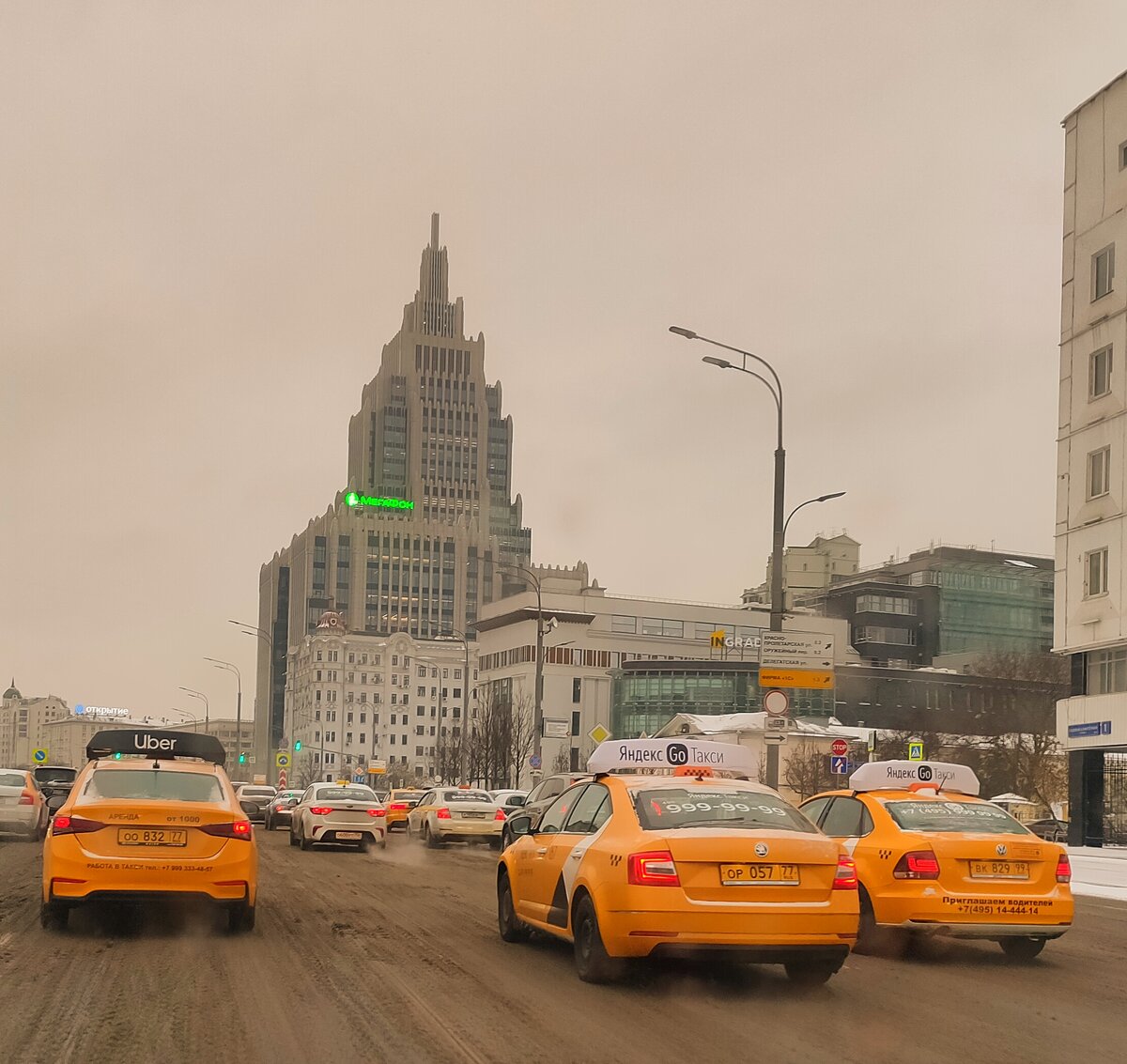 Вездесущие такси в Москве. Фото автора