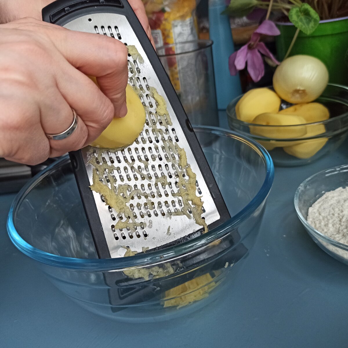 Иногда я натираю картофель на крупной терке.