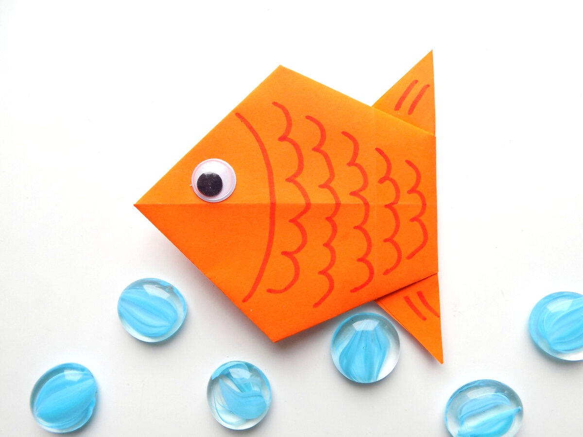 Оригами рыбка в старшей группе. Рыбка из бумаги для детей. Оригами рыба. Рыбка из квадрата. Рыбы оригами для дошкольников.