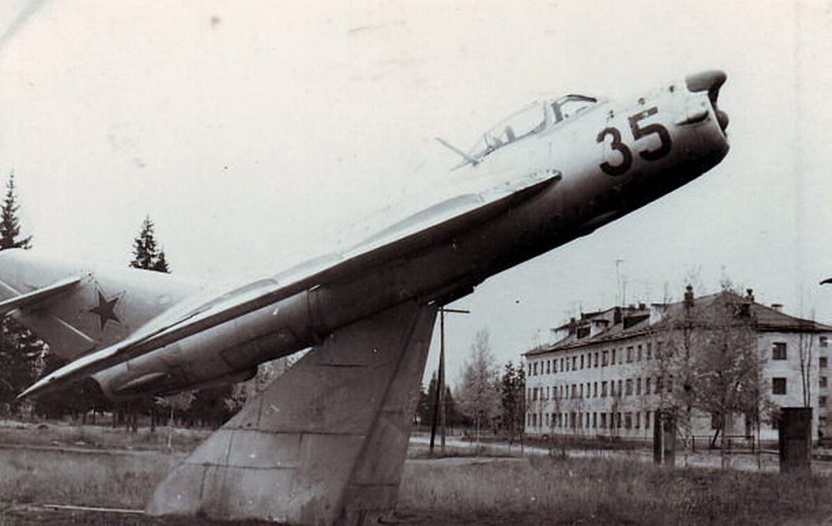 Памятник в военном городке Хурба.