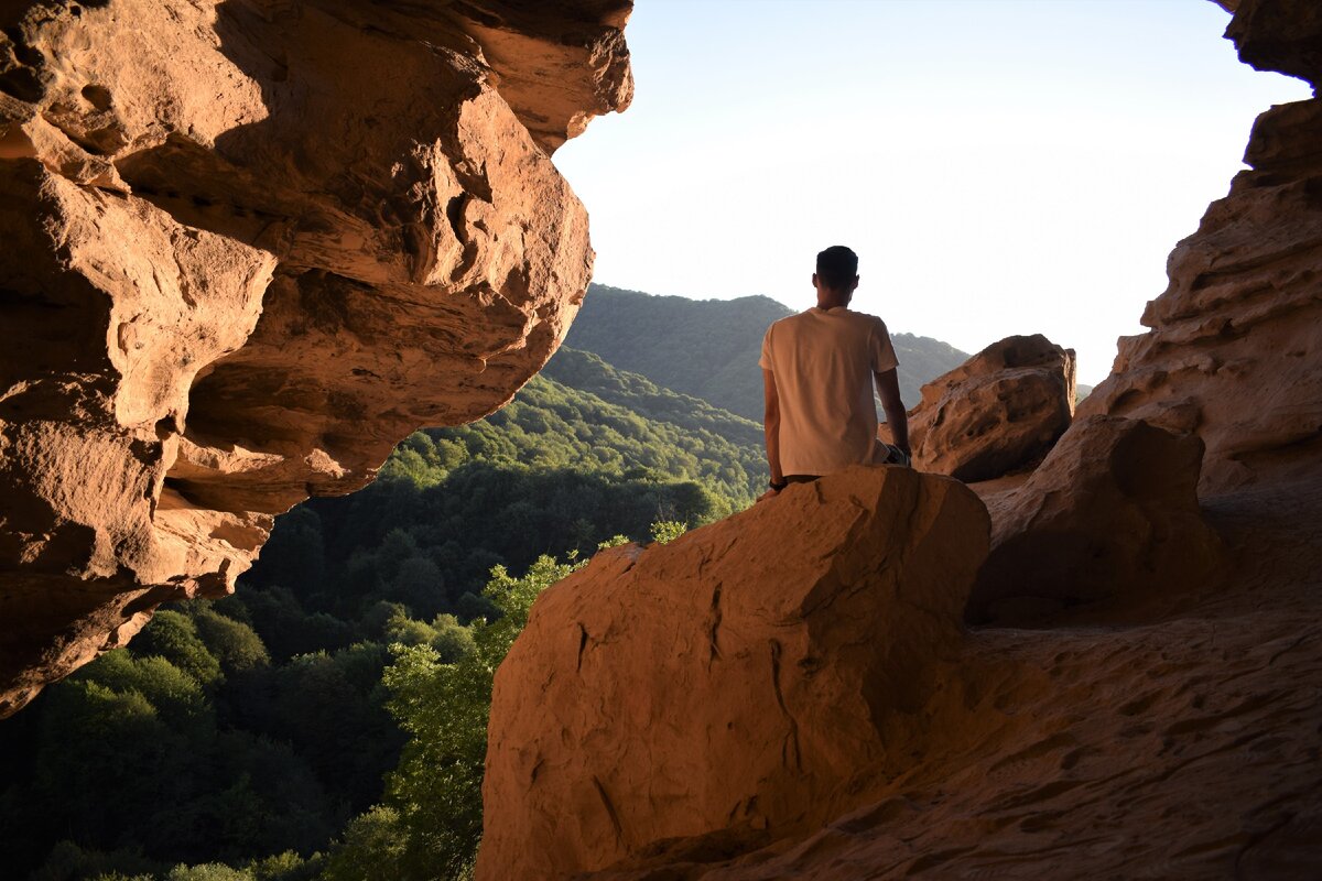 из пещеры открывается красивый вид на горы