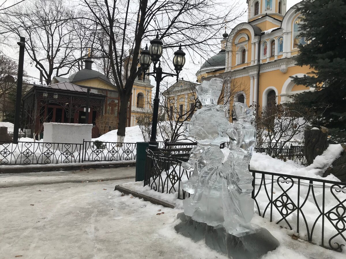 На территории храма бегают белки, летают голуби и вот такая зимняя красота 