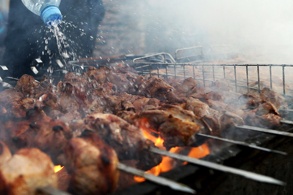 Приготовление шашлыка на открытом огне