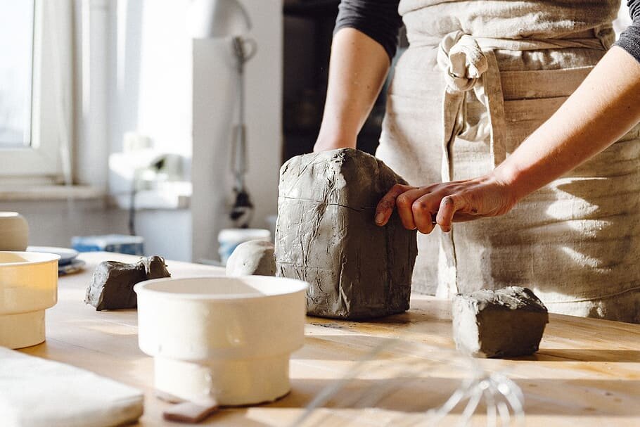 Скоро благодаря мастеру из этого станет замечательная уникальная глиняная посуда.