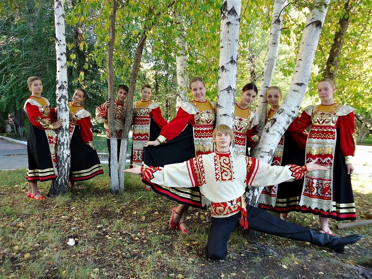 Есть ли народное. Русский народ. Русские народные. Фольклор народов России. Фольклорный коллектив на природе.