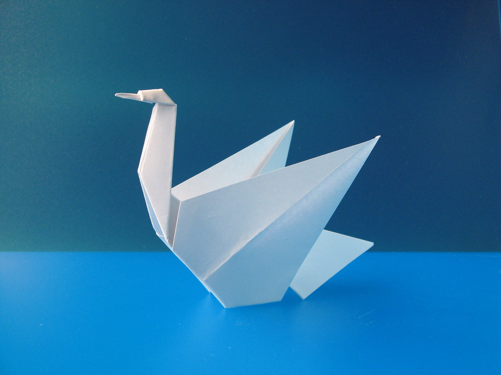 Лебедь из бумаги инструкция. Оригами лебедь из бумаги. Оригами птица лебедь. Лебедь шипун оригами. Бумажный лебедь оригами.