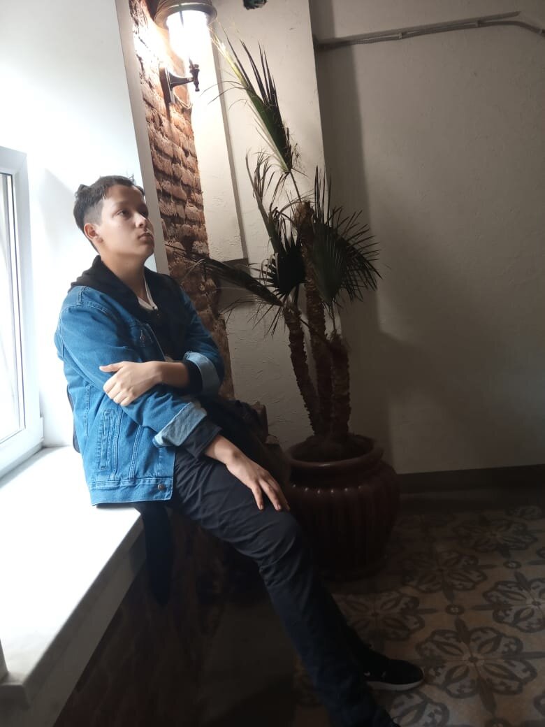 Началось с того, что однажды в классе седьмом он начал выпрашивать разрешения покрасить волосы в зеленый цвет. Я не сумела себя настроить на разноцветного сына, поэтому отвечала:"Нет)" Он, видимо, и сам еще осторожничал, настаивать сильно тогда не стал. 