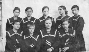 Воспитанницы приюта «Очаг», Полина Глебова слева во втором ряду. Шанхай