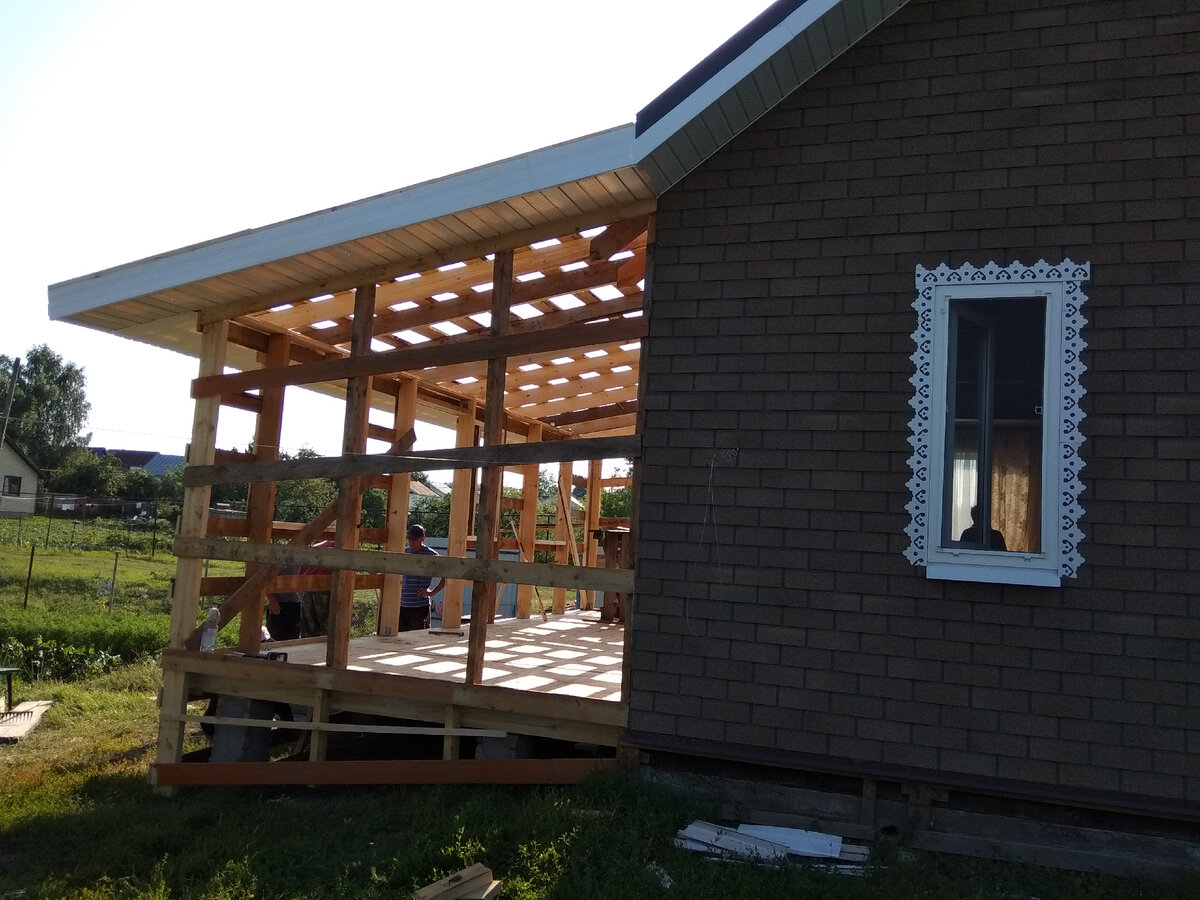 Процесс строительства веранды к дому. Лето 2019 года. Фото из личного архива.