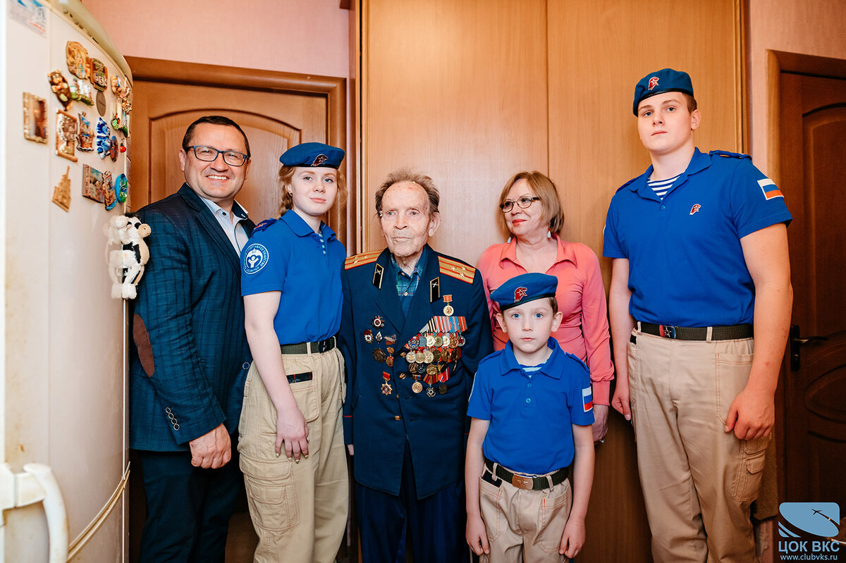 Накануне Дня Победы сотрудники ЦОК ВКС поздравили ветеранов Великой Отечественной войны на дому с наступающим праздником