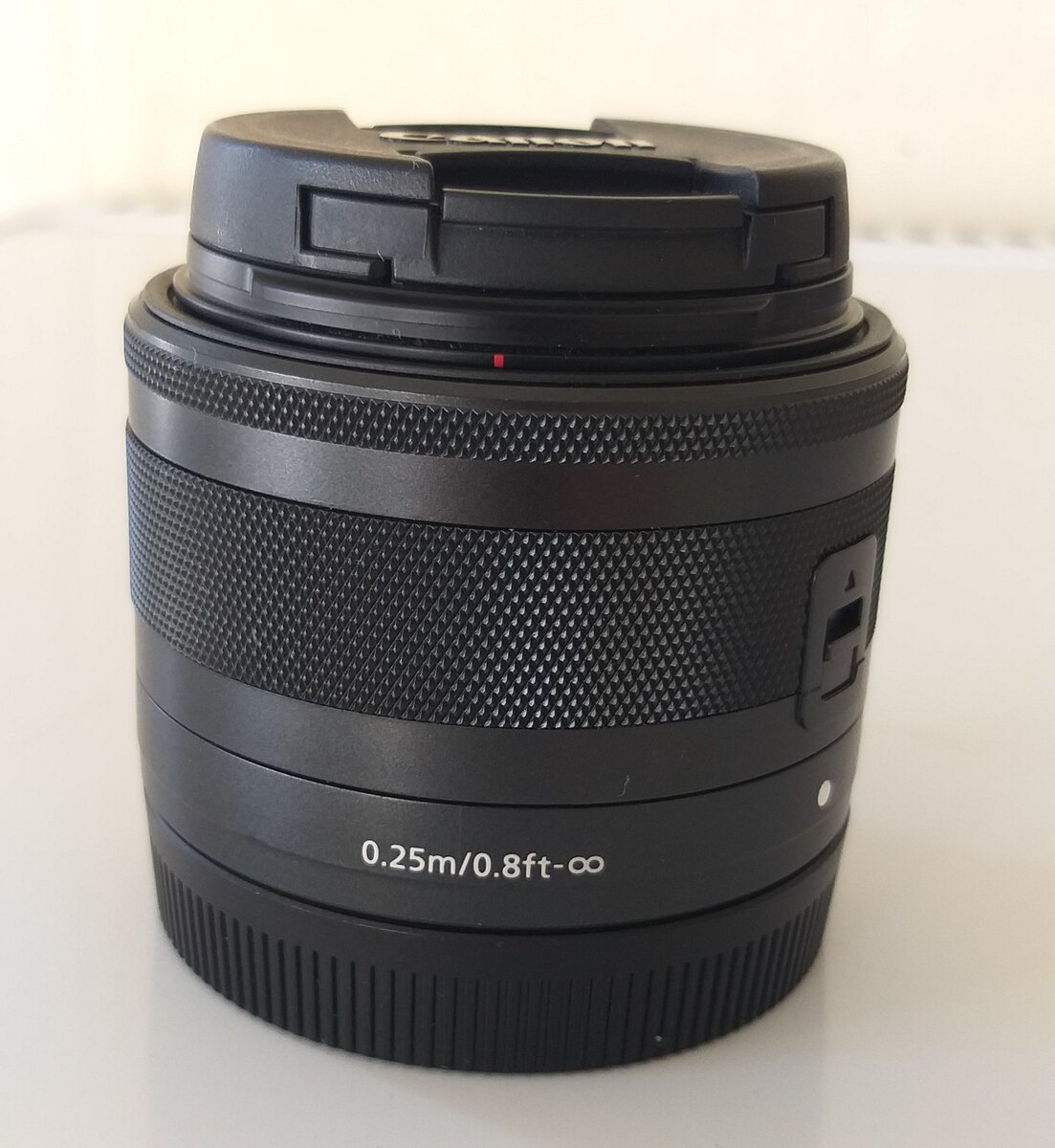 Объектив Canon 15-45мм f3.5-5.6 IS STM - минимальная дистанция фокусировки 25 сантиметров