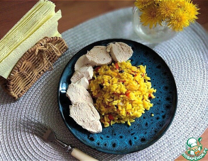 Пряный рис, сваренный с овощами с добавлением специй для узбекского плова.