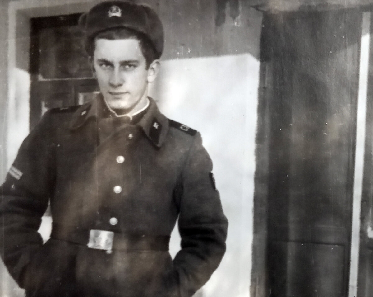 Водила прокурора. Справа дверь в прокуратуру, а за его спиной окно нашей телефонной станции.