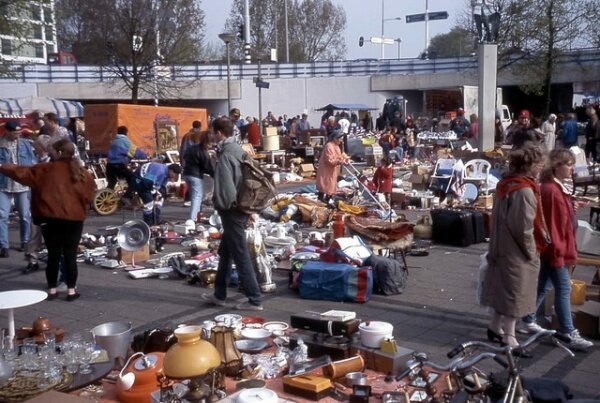 Источник фото - https://www.naturalnews.com/2017-12-09-collapsing-venezuelas-chronic-shortages-have-led-to-creation-of-medical-flea-markets.html