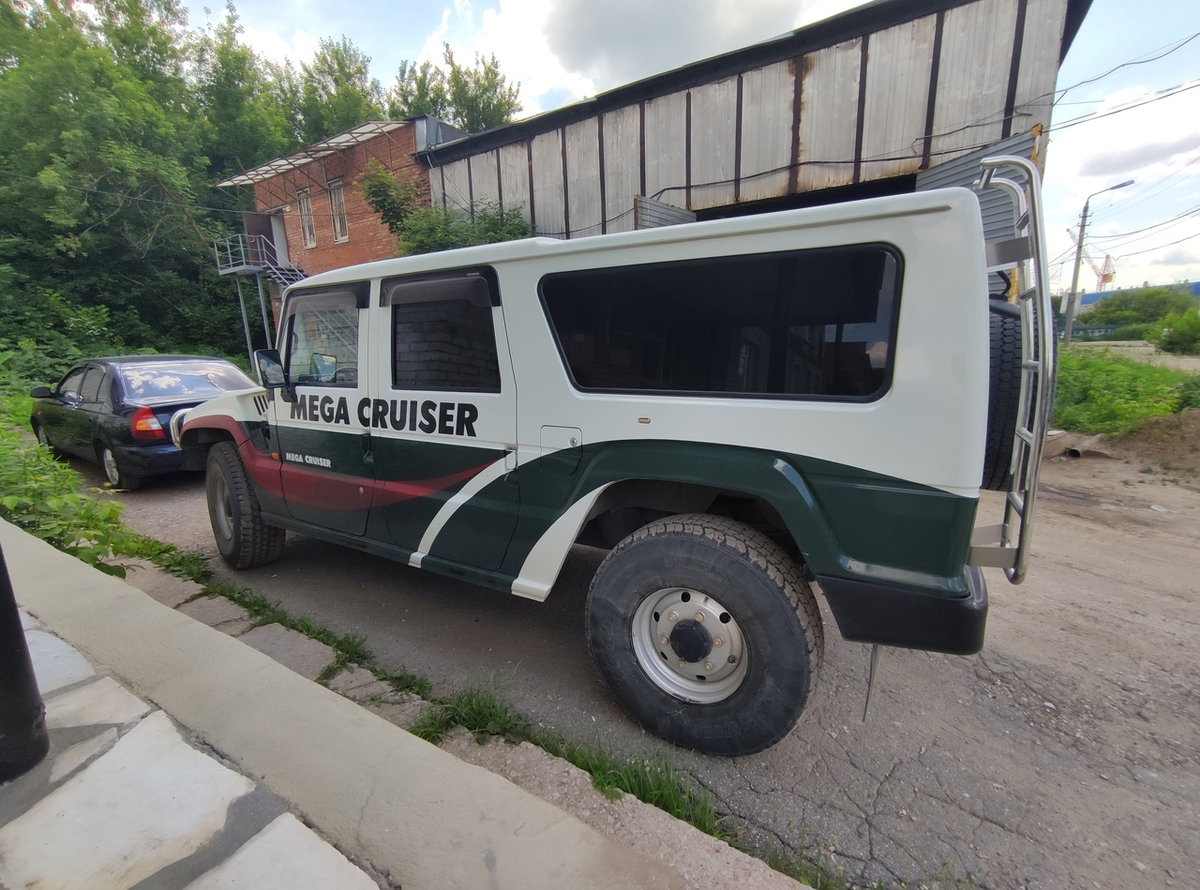 Длинный кузов с огромным стеклом