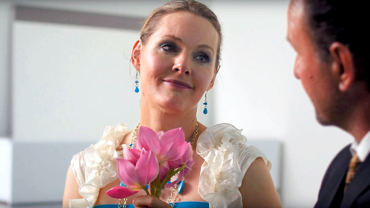 Женщина с цветами. Автор: канал Дзен "Лучшая версия себя"