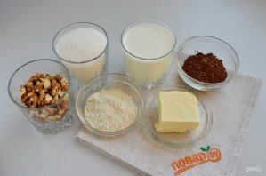 Подготовьте продукты для домашней Нутеллы. Орехи я использую грецкие, но подойдут любые. Если это арахис, то перед измельчением его нужно обжарить до готовности. 