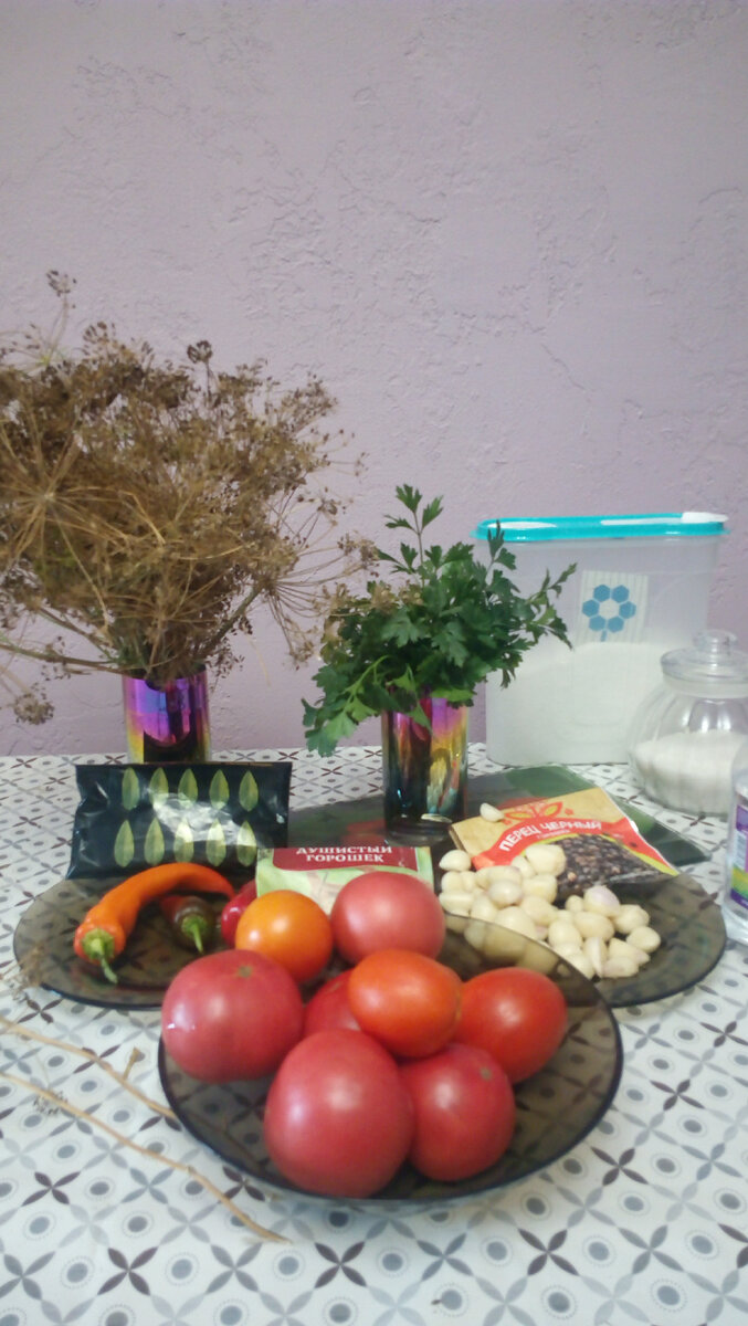Вот такой набор ингредиентов вам понадобится для приготовления вкусных маринованных помидоров. Фото автора.