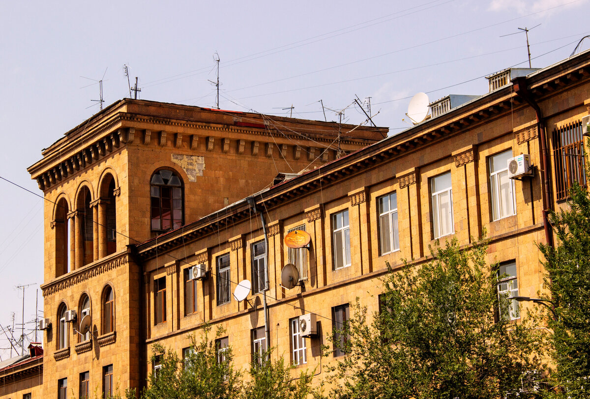 Удивительно, но это рядовое здание для Еревана. Фото: Никита Андреев