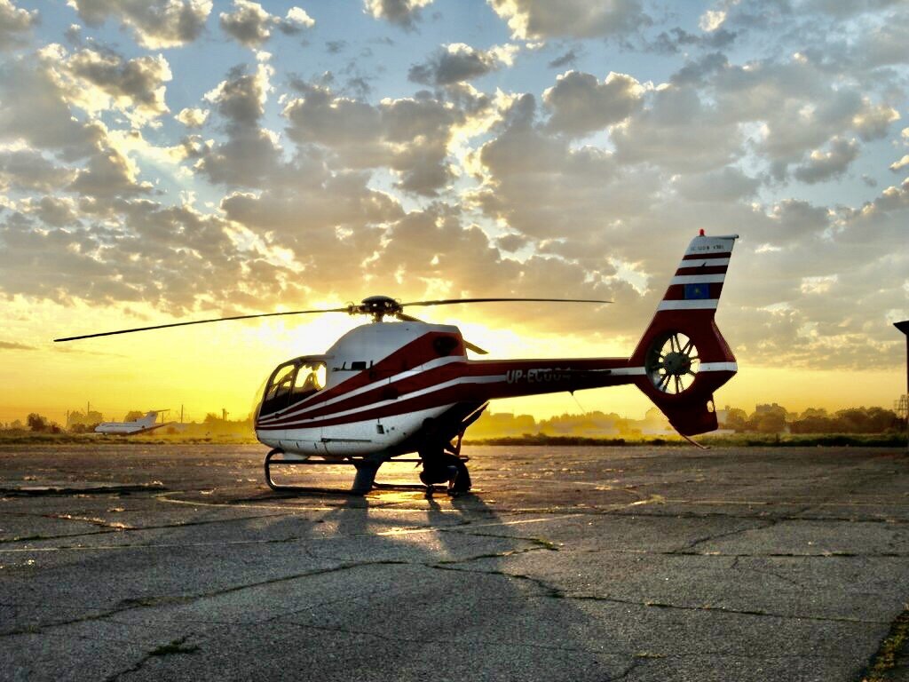 Рано утром, пока пилот ещё только на пути в аэропорт, техперсонал уже готовит борт к вылету. (фото мое)