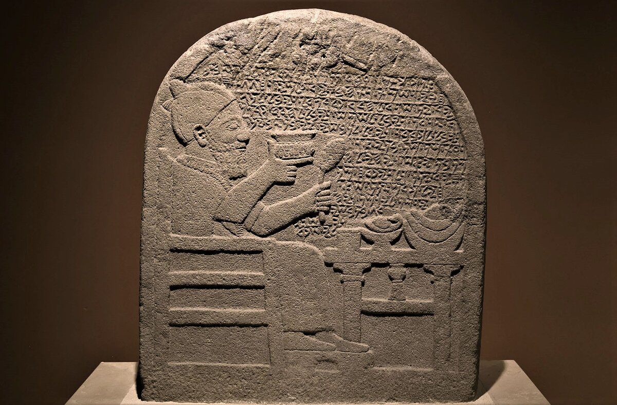 Надгробная стела царского чиновника Куттамувы из арамейского города Самаль. 8 век до н.э. Надпись на арамейском языке.