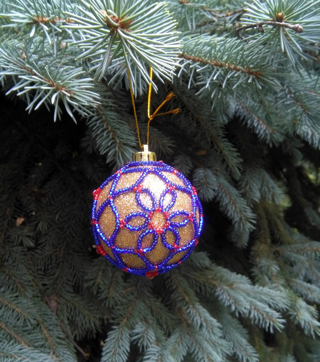 Работа Ольги Авдеевой - шарики украшены бисерной сеткой работы Ольги.