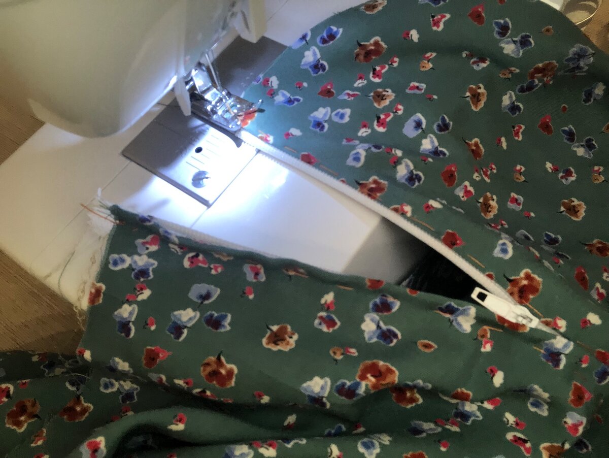 вшиваем молнию по правой стороне с верху вниз.