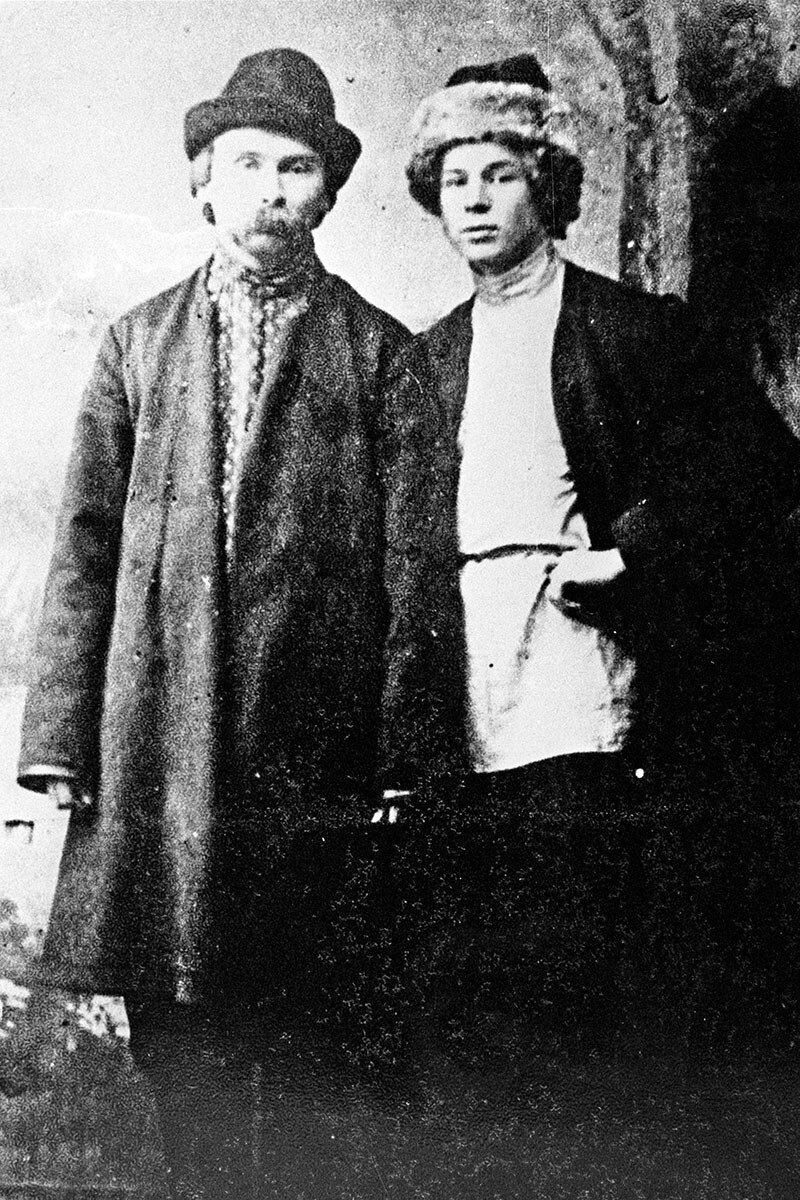 «Новокрестьянские» поэты: Сергей Есенин (справа) и Николай Клюев в Петрограде, 1915. Общественное достояние