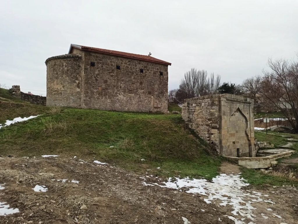 Храм и фонтан. Фото Алексея Паевского. Февраль 2021