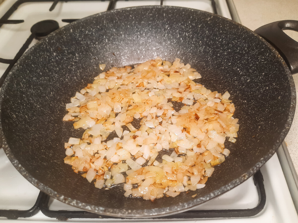 Обжариваем лук 