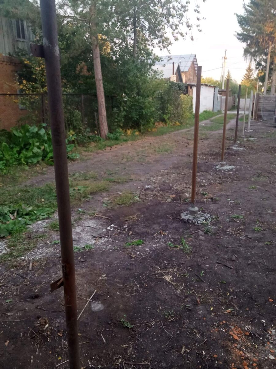 Вот такая у нас узкая улочка.