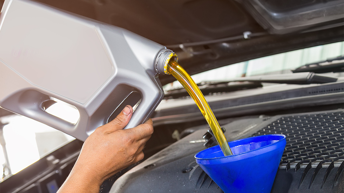 Заливка масла в двигатель