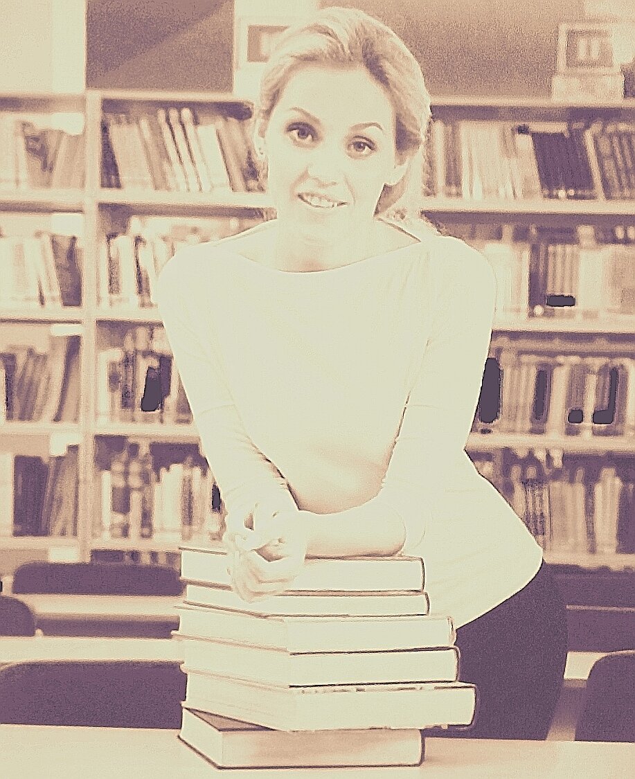 Молодая женщина, работница библиотеки. Всегда поможет найти нужное издание. 