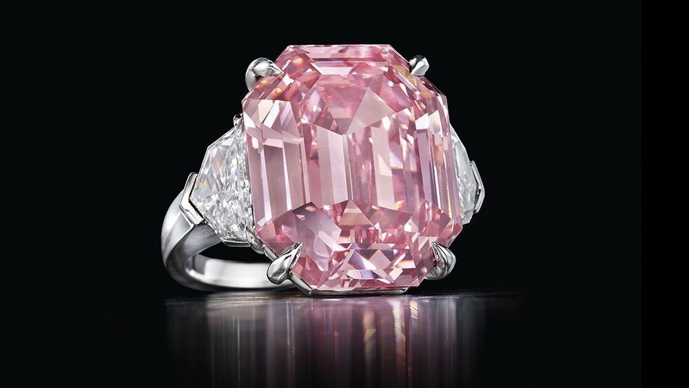 Фотография взята с https://emporiumgold.com/news/brilliant-vesom-10-64-karat-glavnyy-lot-auktsiona-sotheby-s/