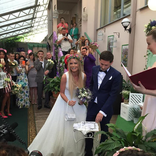 Дана Борисова с мужем Андреем, дочкой Полиной и гостями свадьбы