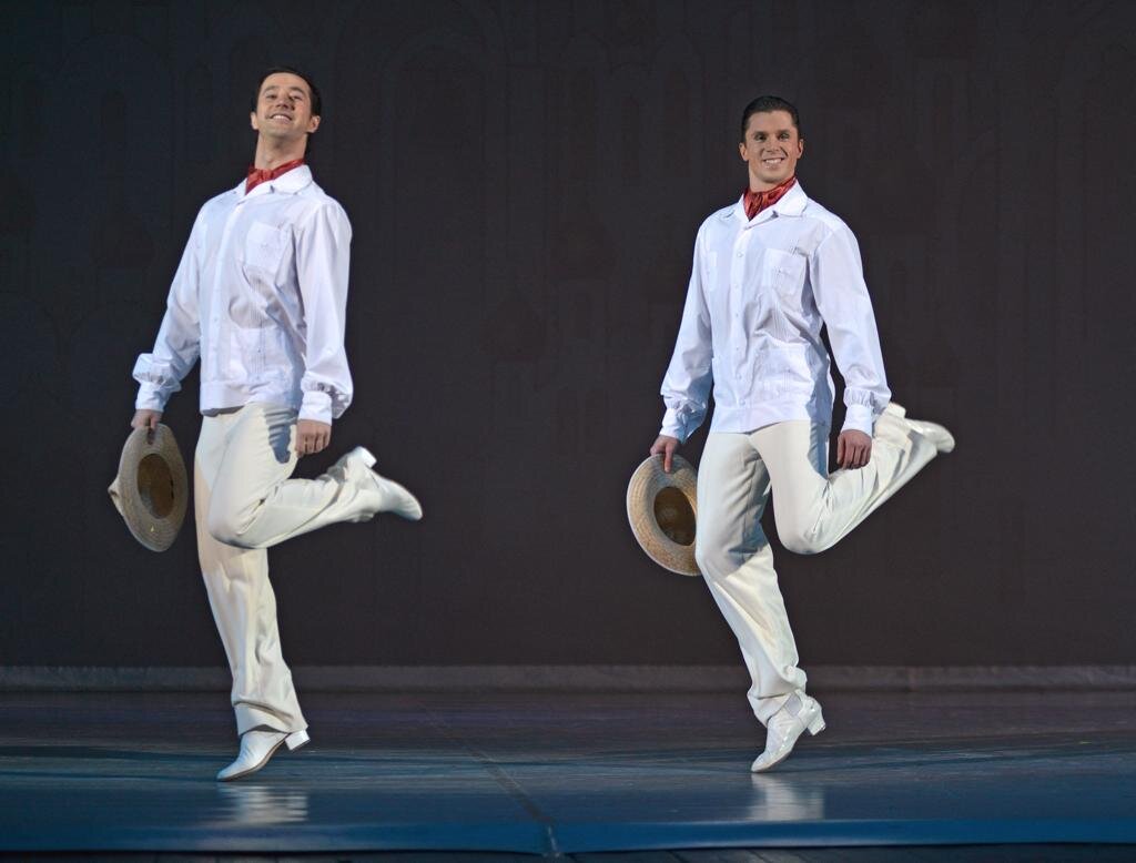 Мексиканский танец "Сапатео "исполняют солисты ансамбля Игоря Моисеева Заслуженный артист России Кирилл Кочубей и Народный артист России Александр Тихонов