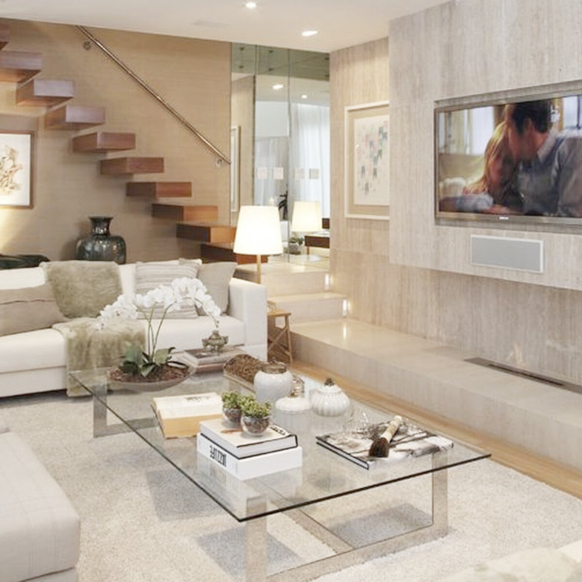 Зонирование просторной гостиной комнаты в современном стиле.