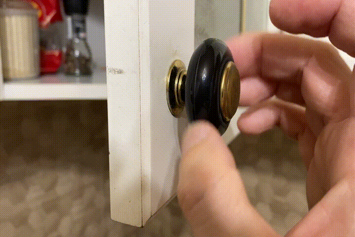 Люфт ручки постоянно мешает при открывании.