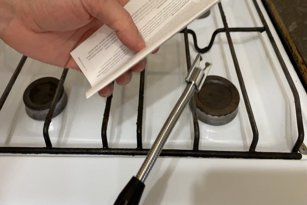 Проверяю зажигалку на бумаге, линолеуме и спичке.