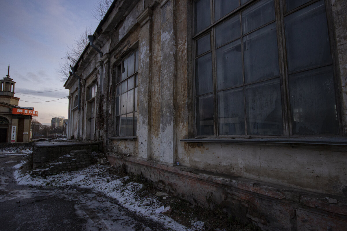 Главный павильон сбоку.