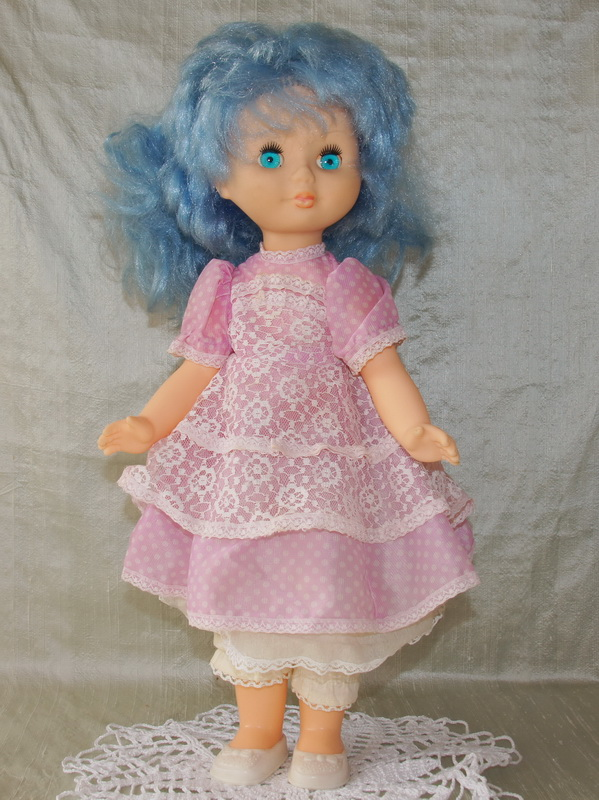 Кукла «Мальвина» СССР – красивая игрушка с голубыми волосами. Распахнутые глаза полны смысла, милые, с красивыми ресницами. А волосы! Шелковые, густые, длинные, с красивыми завитушками. А платье с ажурными панталончиками! Все выполнено со вкусом. Над созданием кукол «Мальвина» трудились многие художники, выпускались они на разных фабриках. И каждый художник стремился создать свою, неповторимую куклу, чтобы радовать детей.