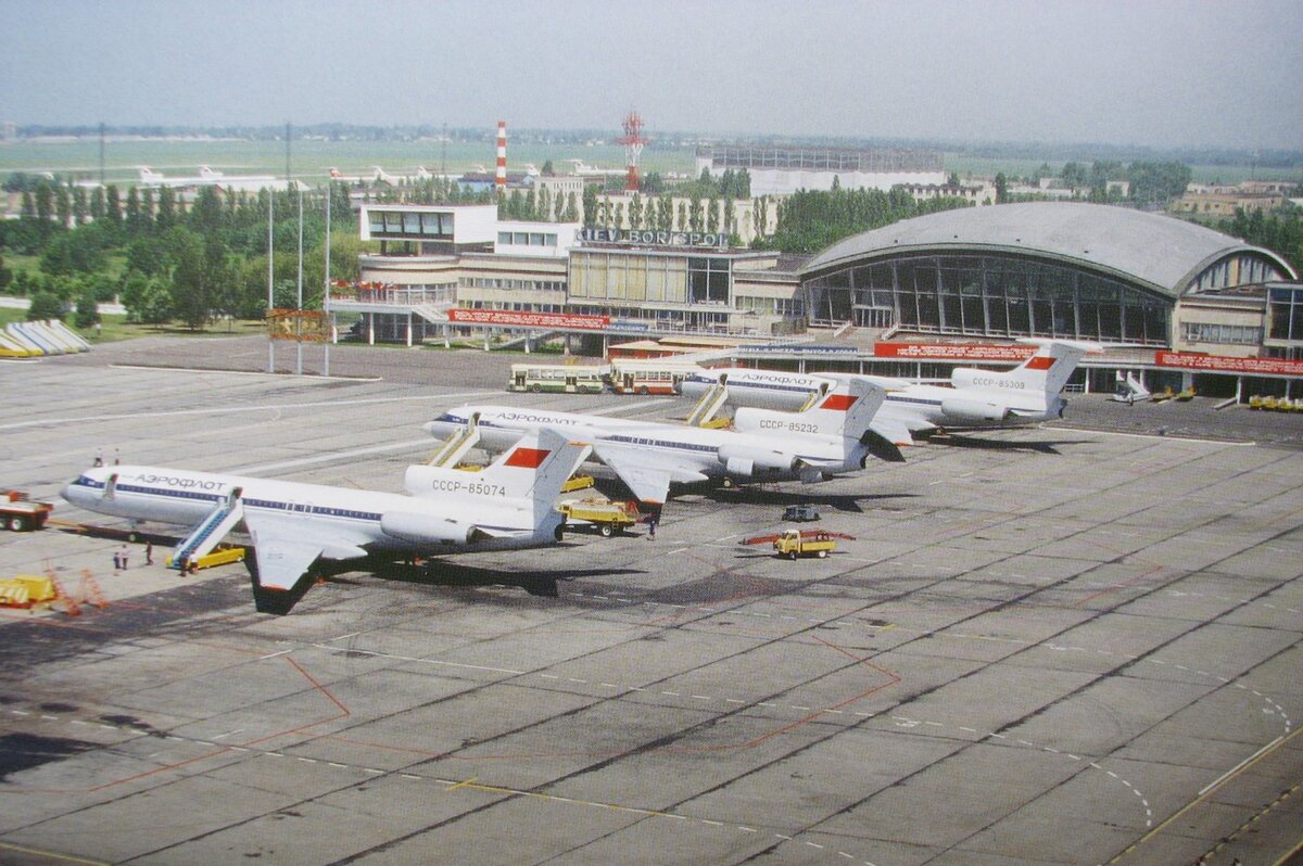 Ту-154 СССР-85075 и СССР-85232 на перроне базового аэропорта Борисполь, 1979 год. Фото Бориса Корзина, источник aviaforum.ru.