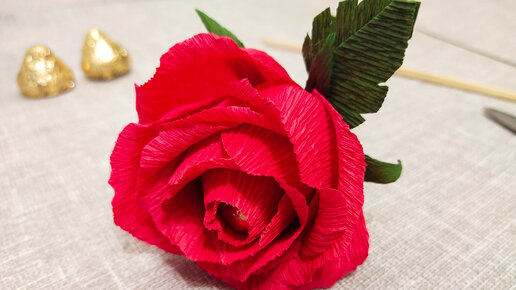 Розы из гофрированной бумаги с конфетами: мастер-классы с фото