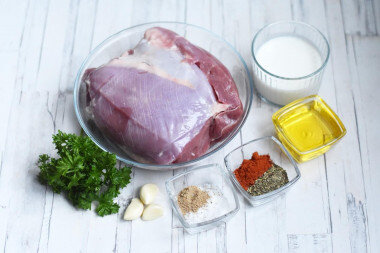 ШАГ 1:
Как потушить бедро индейки в мультиварке, чтобы оно было мягким и сочным? Очень просто! Для начала подготовьте необходимые ингредиенты. Вместо бедра индейки можете взять филе грудки. Кефир можете использовать любой жирности. Набор специй можете дополнять или заменять по своему вкусу.