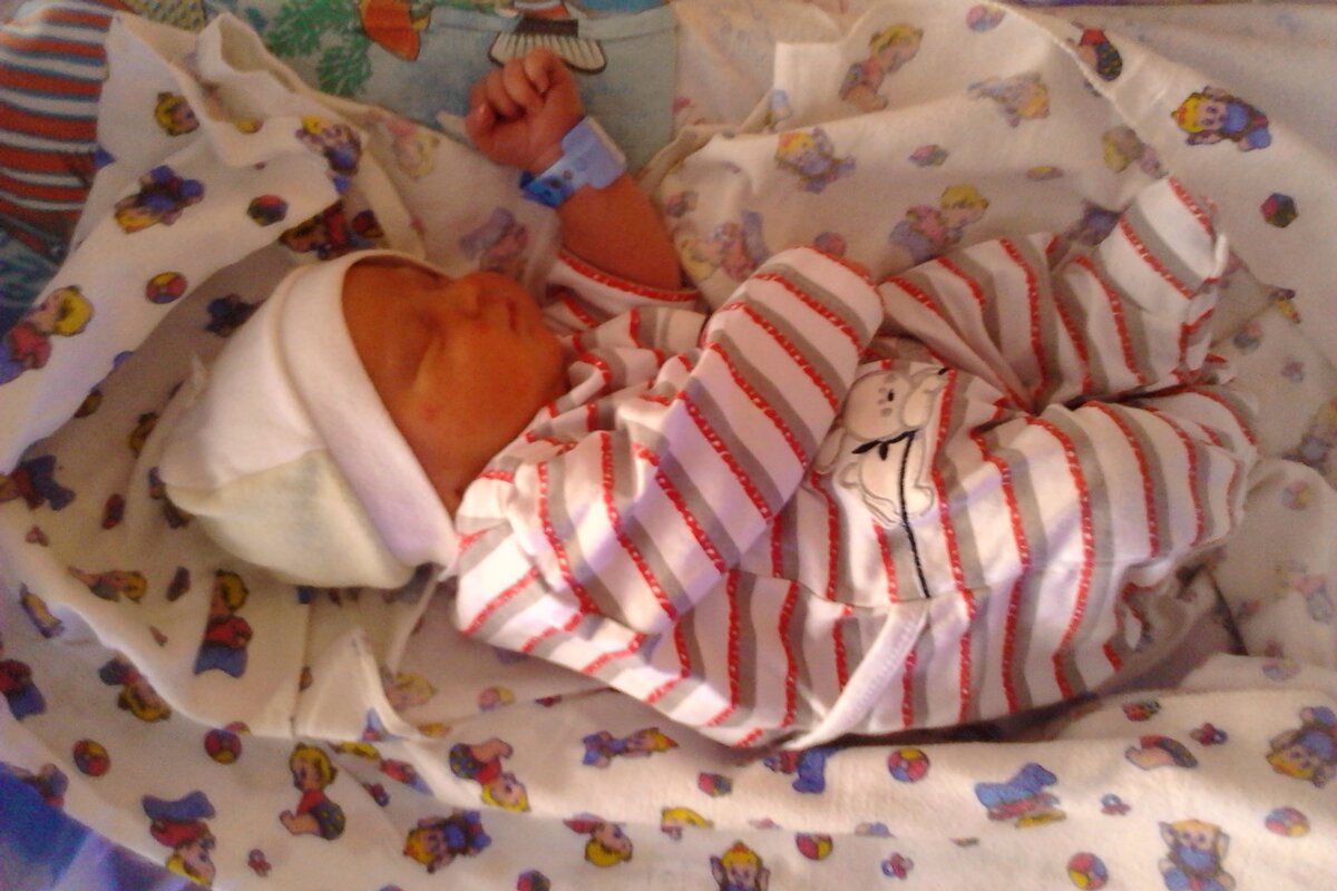 Мне он на этой фотке арестанта напоминает))) комбезик полосатый и с бирочкой