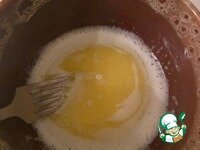     Растапливаем сливочное масло и добавляем в блендер к печенью, измельчаем.