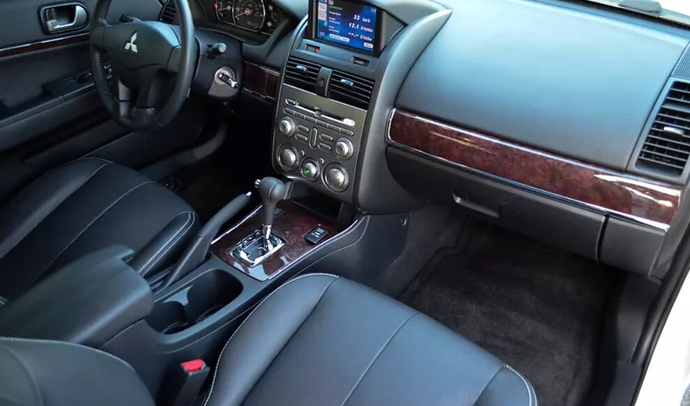 Салон, в целом, воспринимается добротным.