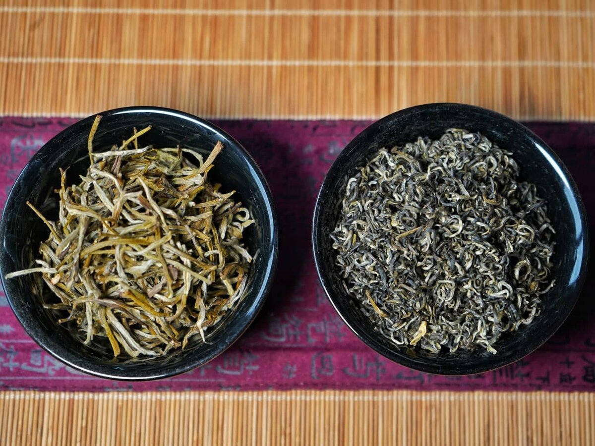  Примеры жасминового чая. Слева Моли Цзинь Сы Инь Го, справа Моли Би Тань Пяо Сюэ.